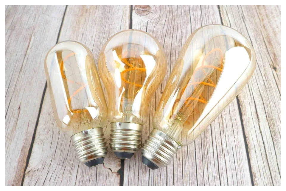 Ampoule à Filament Spirale – ampoules poires à filament posées sur une table en bois clair