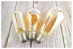 Ampoule à Filament Spirale – ampoules poires à filament posées sur une table en bois clair