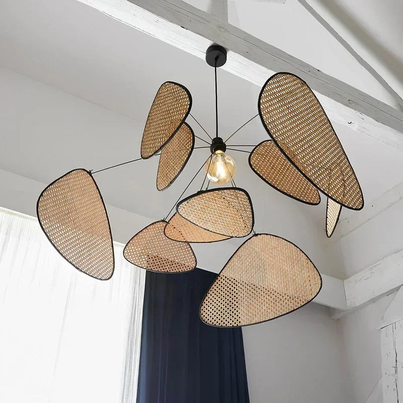 Fronda Suspension Feuillage en Rotin Tressé – feuilles en rotin autour d'une ampoule visible