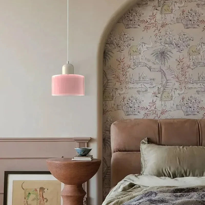 Dolia Suspension en Verre Teinté – suspension rose au-dessus d'un canapé marron