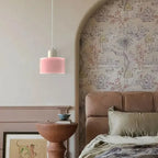Dolia Suspension en Verre Teinté – suspension rose au-dessus d'un canapé marron