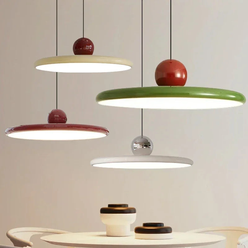Papillon Suspension LED en Métal, Beige, Vert ou Rouge – trois suspensions rouge, verte et beige à hauteurs différentes