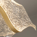 Onde Suspension LED Linéaire en Aluminium – détail de la texture cristalline et de la bande dorée