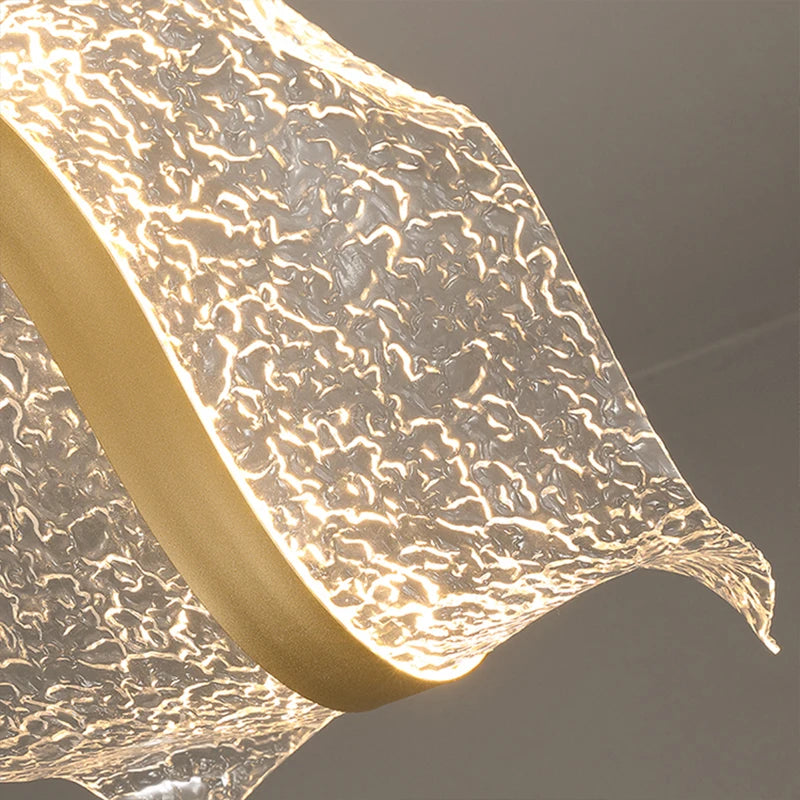 Onde Suspension LED Linéaire en Aluminium – détail de la texture cristalline et de la bande dorée