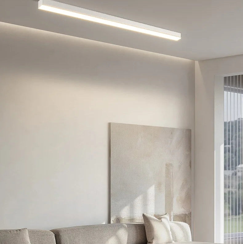 Rayon Plafonnier LED Linéaire – lumière douce sur un mur clair