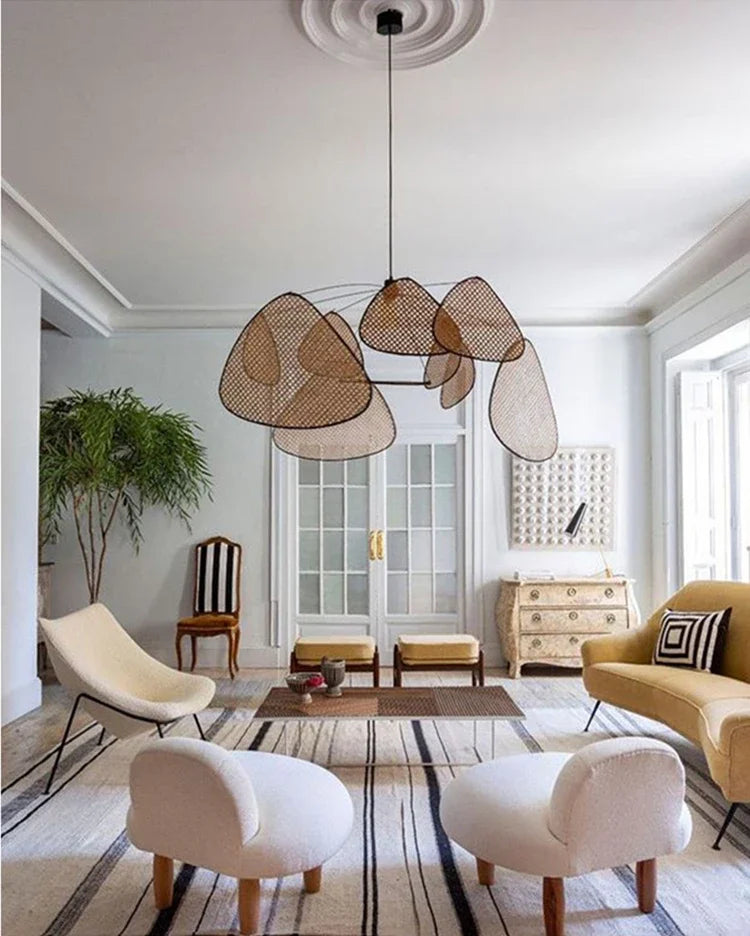 Fronda Suspension Feuillage en Rotin Tressé – dans un salon avec plante et fauteuils