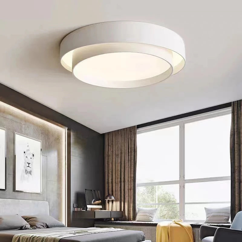 Duo Plafonnier LED Double Cercle – plafonnier blanc dans une pièce à grande fenêtre et rideaux