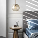 Ambra Suspension en Verre Ambré, 5 Formes au Choix – suspension dans un coin salon aux coussins bleus