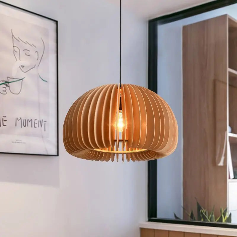 Citrelle Suspension Citrouille en Bambou Tressé – abat-jour allumé devant un décor mural