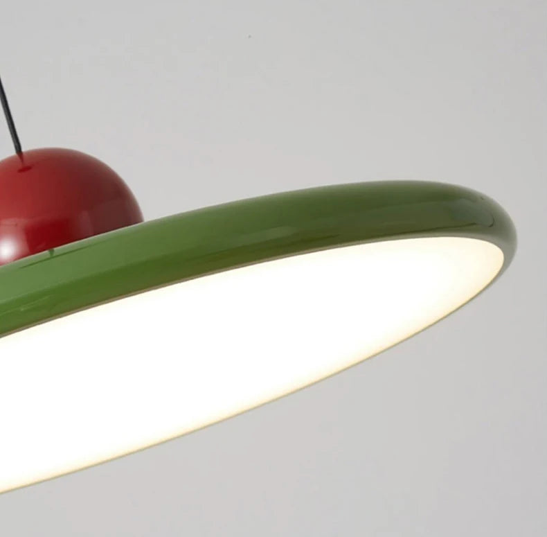 Papillon Suspension LED en Métal, Beige, Vert ou Rouge – gros plan du disque vert et de la boule rouge