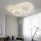 Nuage Plafonnier LED Organique – dans une pièce aux voilages et fleurs séchées