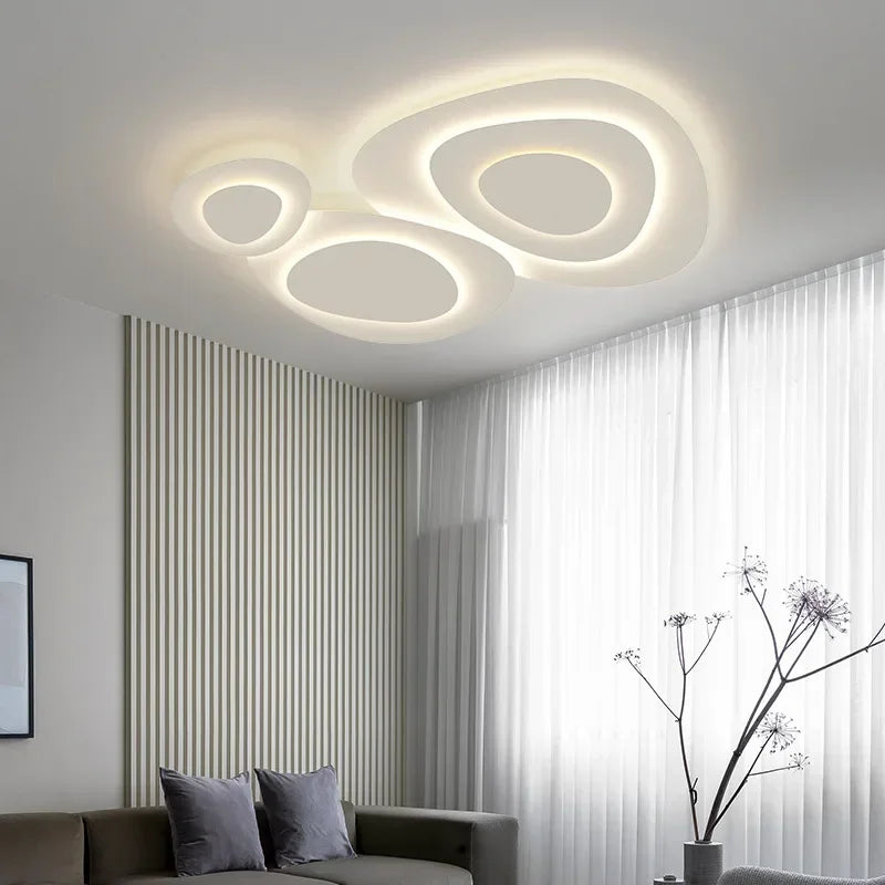 Nuage Plafonnier LED Organique – dans une pièce aux voilages et fleurs séchées