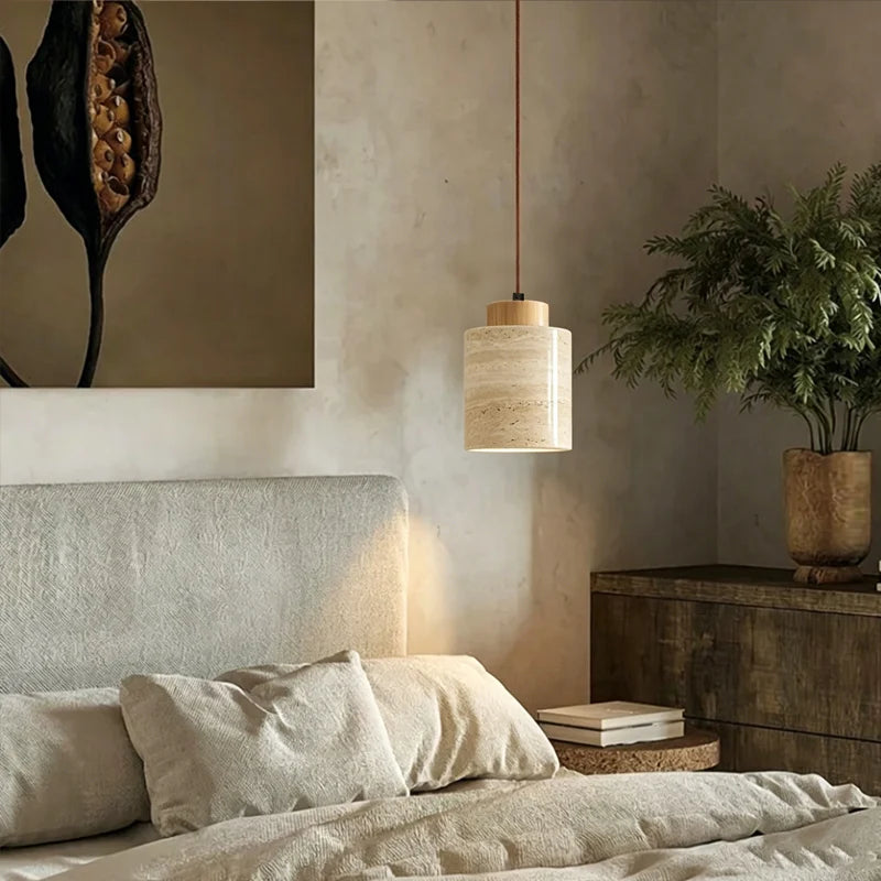 Travertin Suspension en Pierre Naturelle – dans un salon à mur en béton ciré et plante