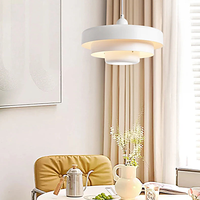 Tiara Suspension Étagée en Métal – suspension blanche devant un rideau beige