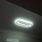 Piste Plafonnier LED Oblong – plafonnier allumé en lumière blanche froide sur mur sombre