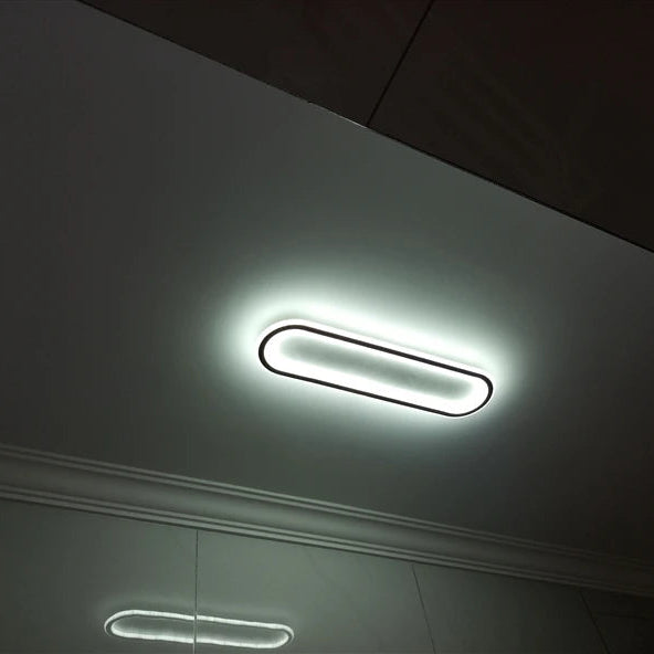 Piste Plafonnier LED Oblong – plafonnier allumé en lumière blanche froide sur mur sombre