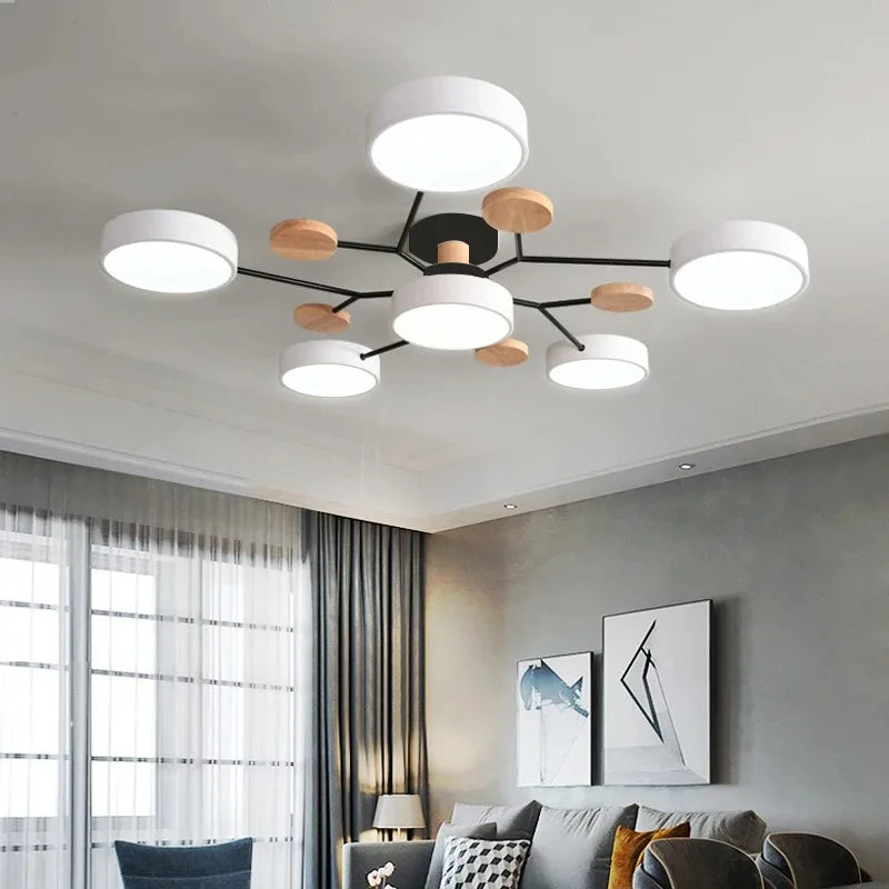 Orbes Plafonnier LED en Métal – disques blancs dans un salon aux rideaux gris