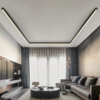 Rayon Plafonnier LED Linéaire – dans un salon aux rideaux clairs et plafond à retombées