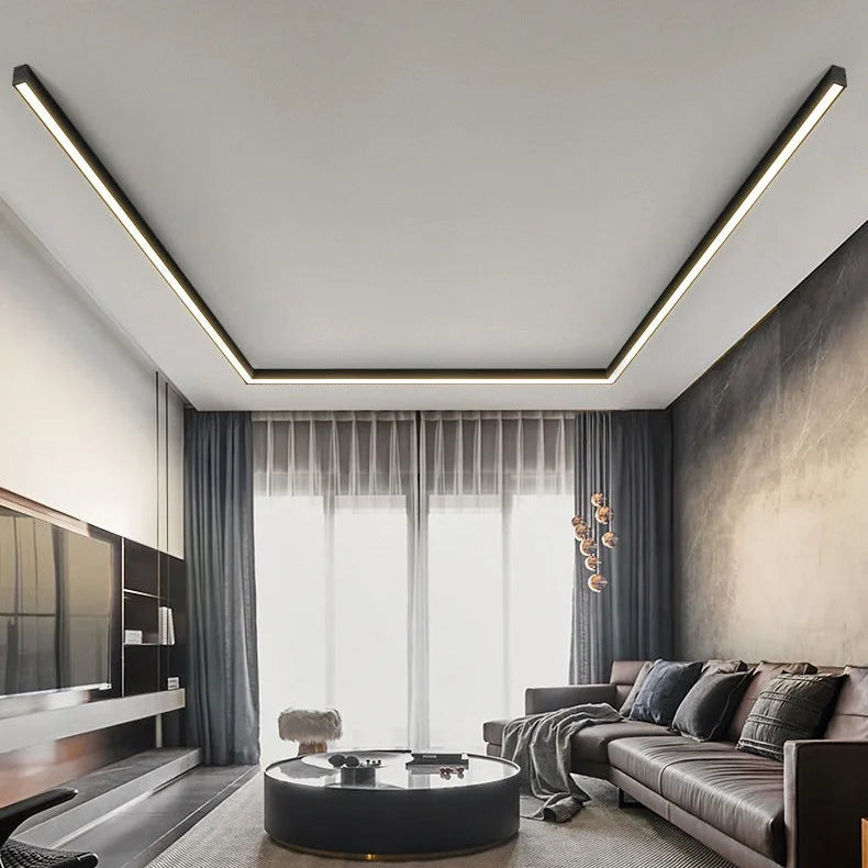 Rayon Plafonnier LED Linéaire – dans un salon aux rideaux clairs et plafond à retombées