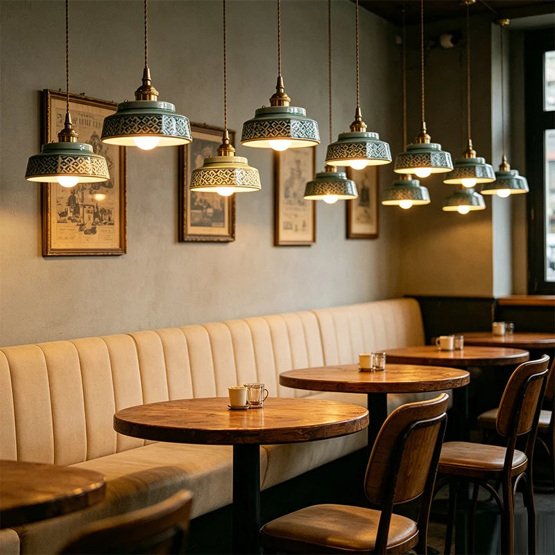Hexa Suspension en Céramique – suspensions au-dessus des tables d'un restaurant