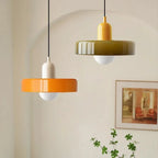 Paletia Suspension Palet en Verre Coloré – suspensions orange et olive devant un mur beige