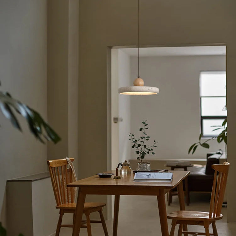 Sonoma Suspension en Pierre et Bois – dans un bureau avec chaise en bois et plante