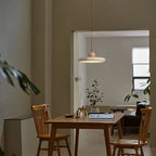Sonoma Suspension en Pierre et Bois – dans un bureau avec chaise en bois et plante