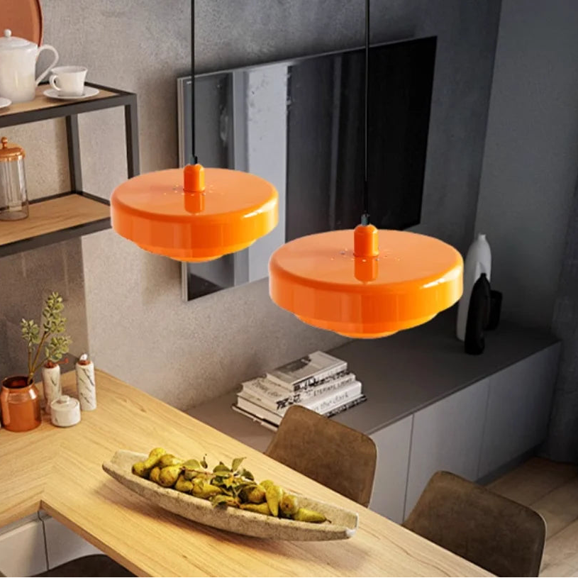 Tiara Suspension Étagée en Métal – suspensions orange au-dessus d'une table en bois
