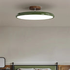 Médaillon Plafonnier LED Rond – disque crème dans une pièce aux murs gris, vue large