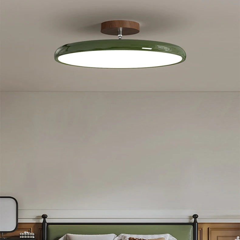 Médaillon Plafonnier LED Rond – disque crème dans une pièce aux murs gris, vue large