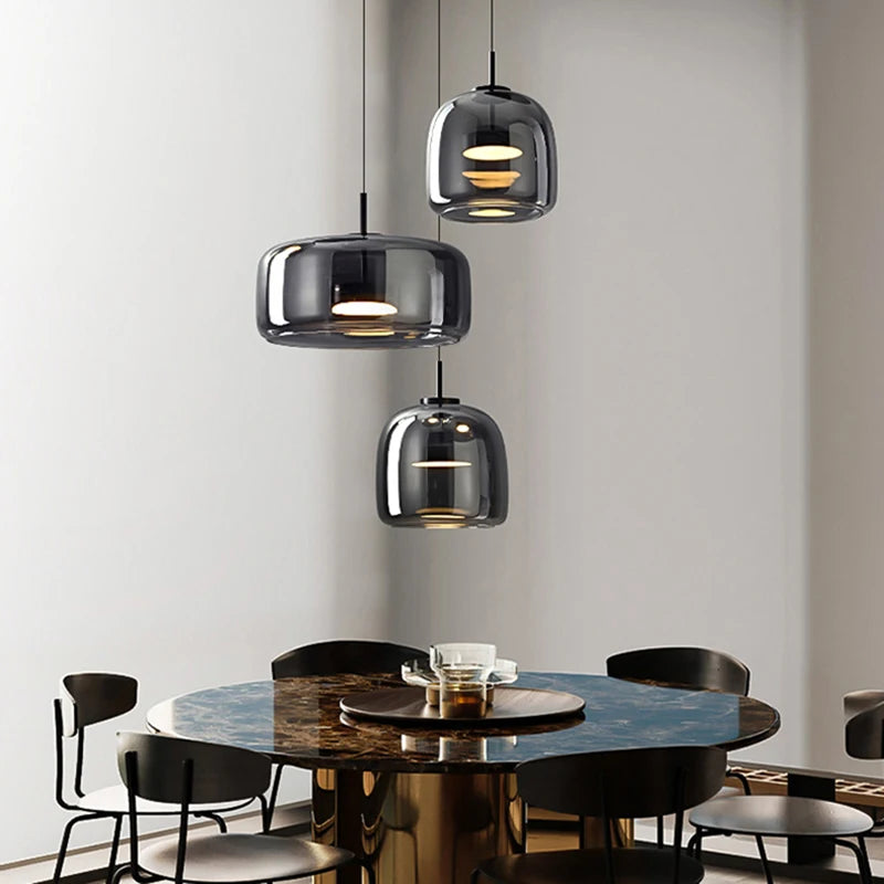 Trilia Suspension Trio en Verre, Ambré ou Fumé, sur Platine Ronde – suspensions en verre fumé au-dessus d'une table
