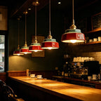 Hexa Suspension en Céramique – suspensions rouges au-dessus d'un comptoir de café