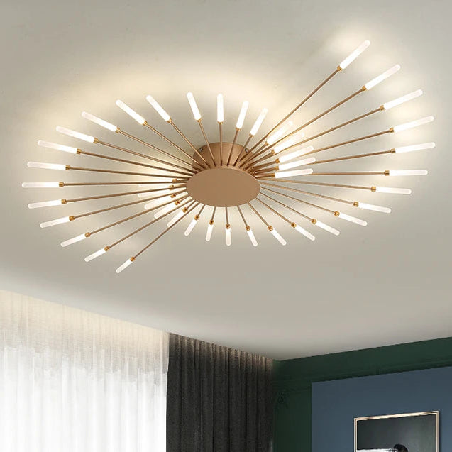 Éclat Plafonnier LED Étoilé – bras dorés allumés sur un plafond beige