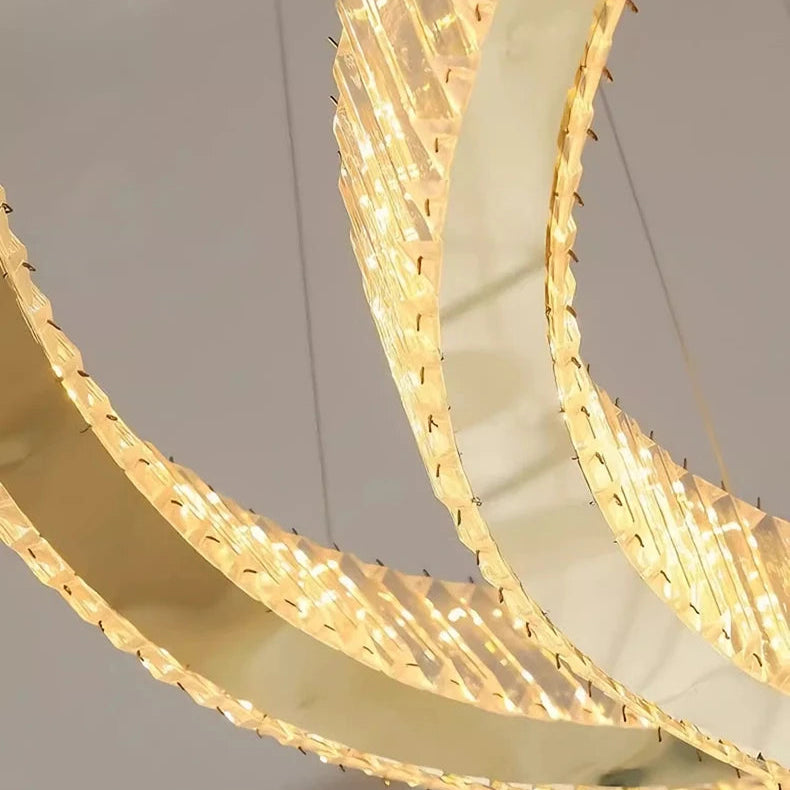 Saturne Lustre Anneaux en Cristal Moderne – gros plan d'un anneau doré et de sa lumière