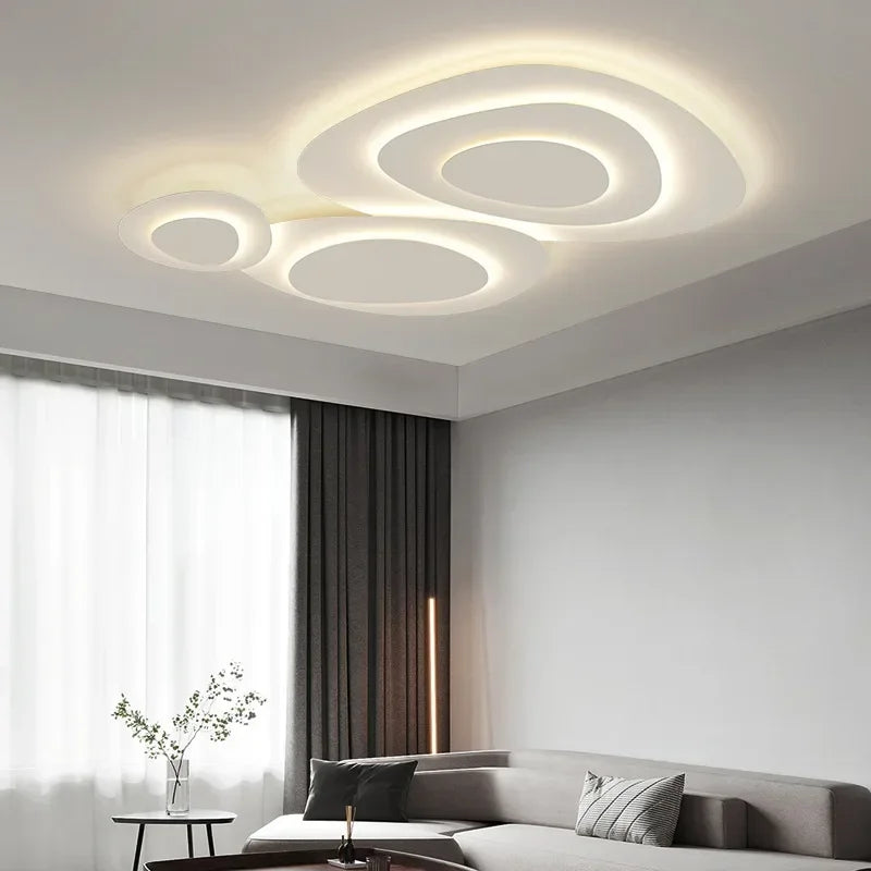 Nuage Plafonnier LED Organique – formes blanches arrondies dans une pièce aux rideaux gris