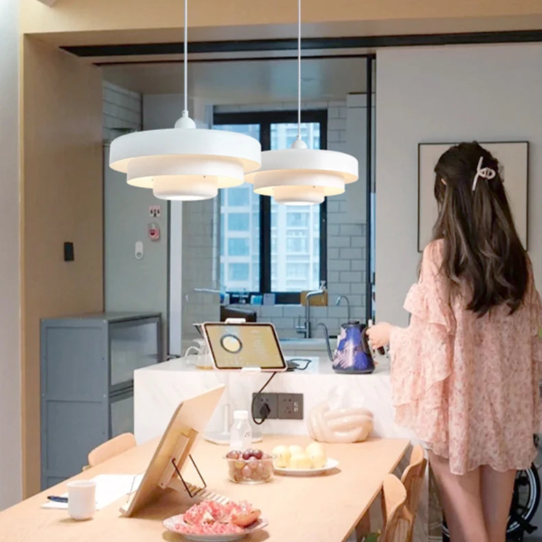 Tiara Suspension Étagée en Métal – suspensions blanches au-dessus d'un bureau près d'une fenêtre