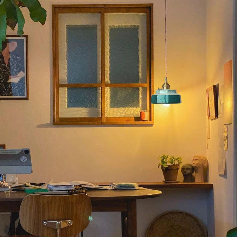 Hexa Suspension en Céramique – suspension bleu-vert allumée près d'une fenêtre