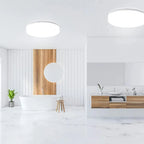 Opale Plafonnier LED Extra-Plat – dans une salle de bain avec baignoire