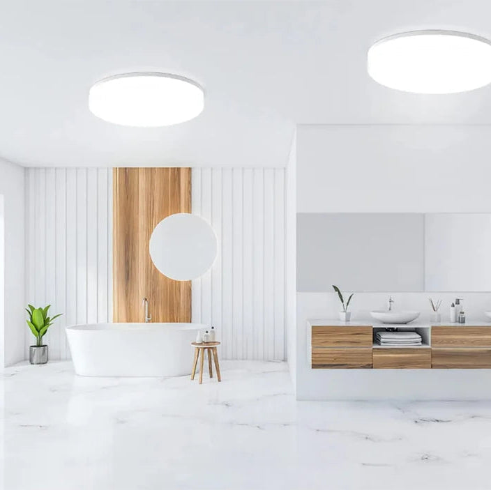 Opale Plafonnier LED Extra-Plat – dans une salle de bain avec baignoire