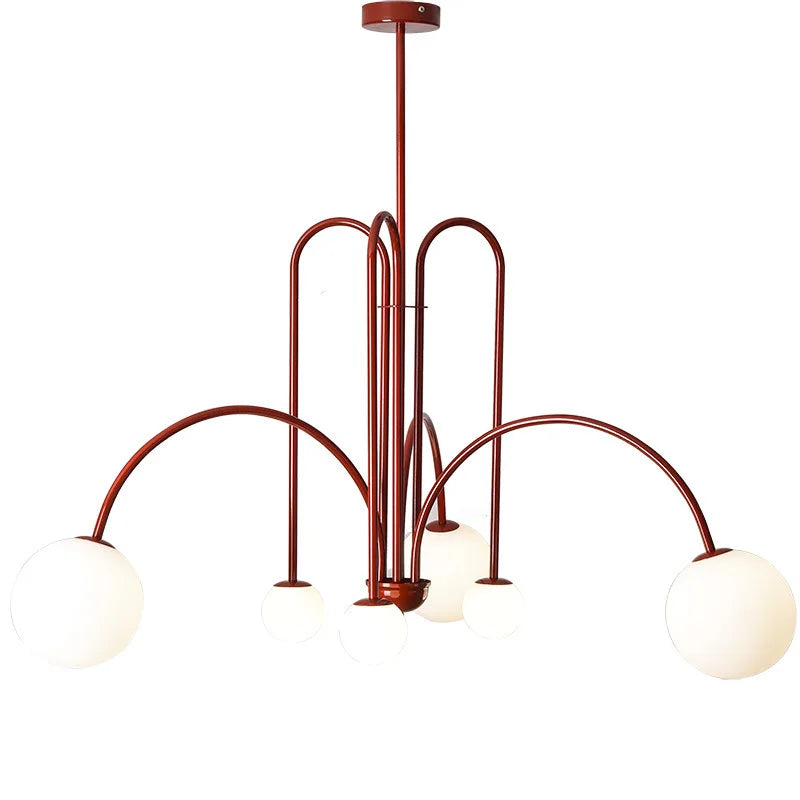 Arcadie Lustre à Bras en Arc – bras en arc bordeaux et globes blancs sur fond blanc