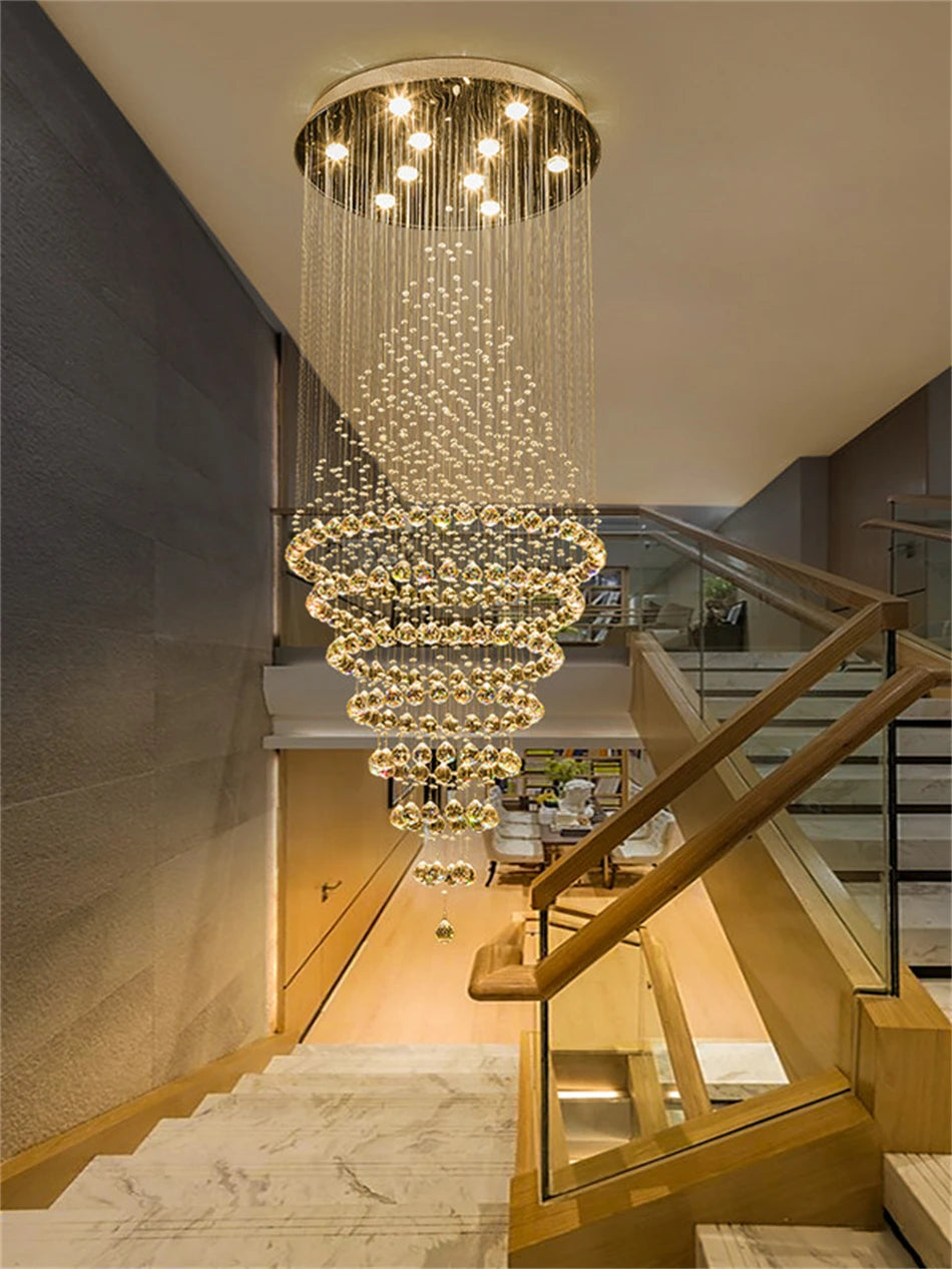 Lustre cascade en cristal, colonne de boules de cristal dans l'escalier