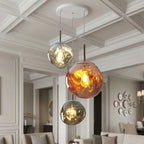 Lavane Suspension Globe en Verre Fondu Irrégulier – globe cuivré dans une pièce à moulures