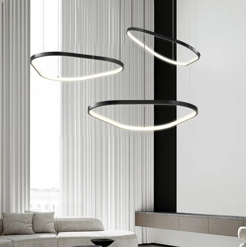 Orbite Trio Lustre 3 Anneaux LED Moderne – trois anneaux près d'une colonne noire