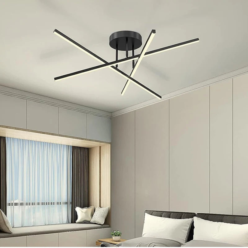 Croisée Plafonnier LED en Aluminium – modèle noir dans une pièce claire avec rideaux