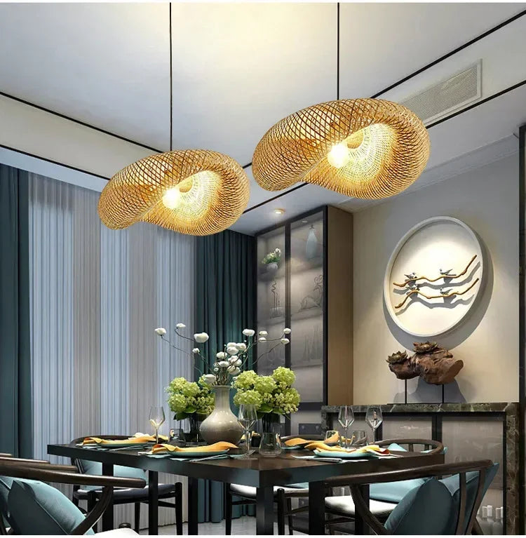 Savane Suspension Soucoupe en Rotin Tressé – deux abat-jours dans un salon avec tableau rond