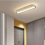 Piste Plafonnier LED Oblong – dans une entrée avec porte grise et mur jaune
