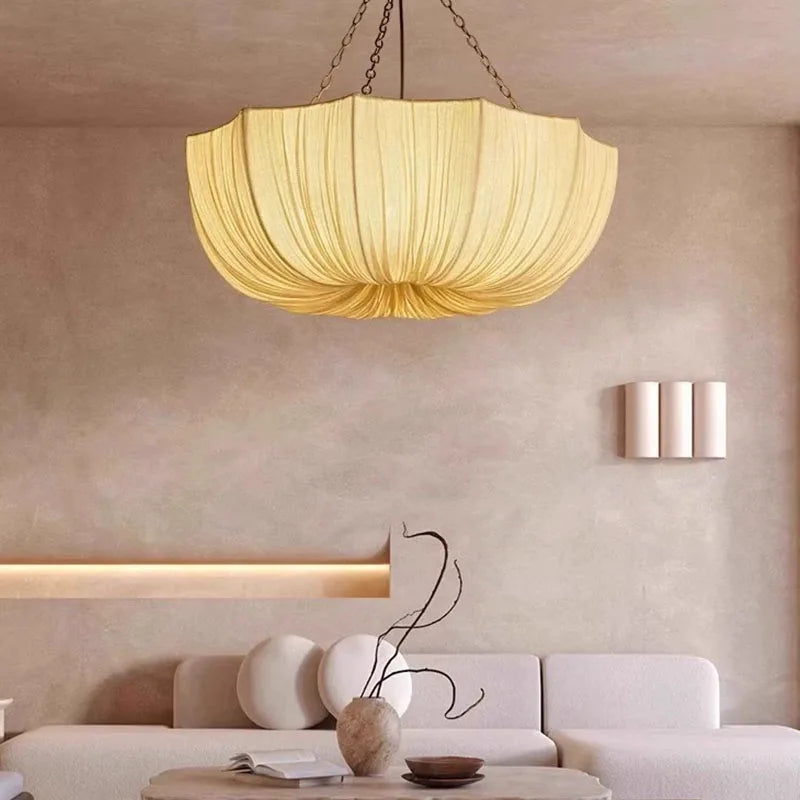 Brume Suspension en Tissu Plissé – gros plan de l'abat-jour allumé, lumière chaude