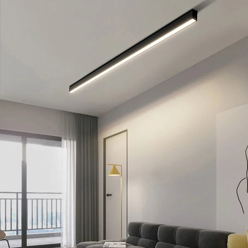 Rayon Plafonnier LED Linéaire – dans une pièce claire près d'une fenêtre
