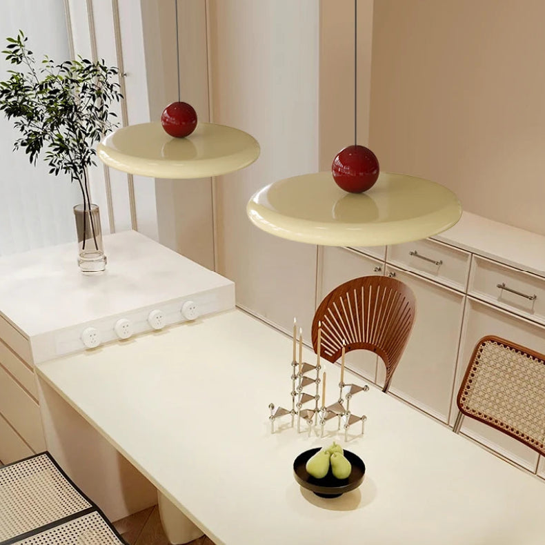Papillon Suspension LED en Métal, Beige, Vert ou Rouge – disques beiges au-dessus d'un plan de travail et de chaises en rotin
