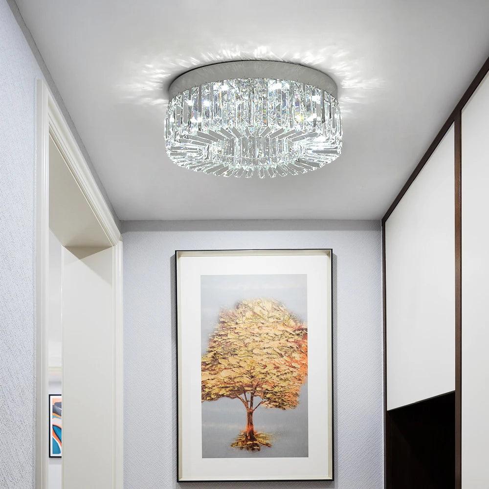 Diadème Plafonnier en Cristal Doré ou Argenté – version argentée dans une pièce avec grand tableau doré